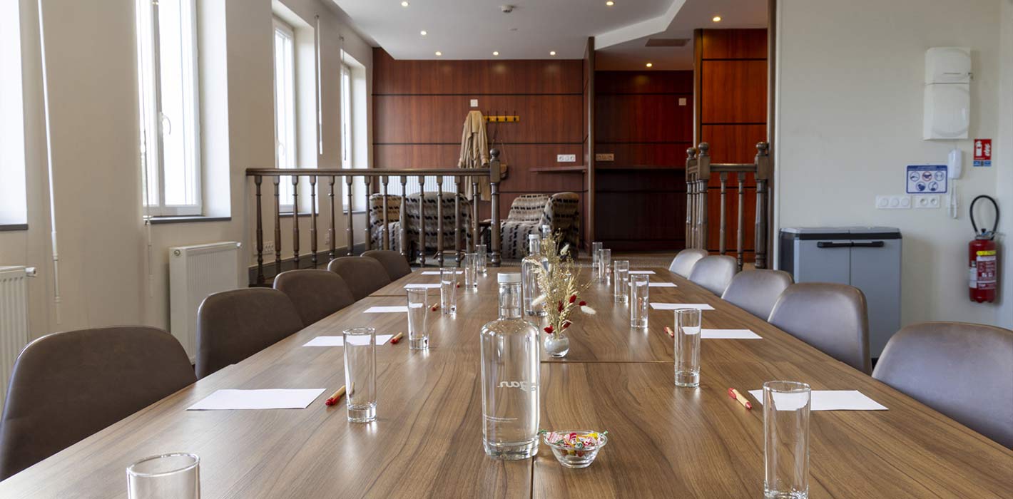 hotel-le-cerlce-salle-business-corner__